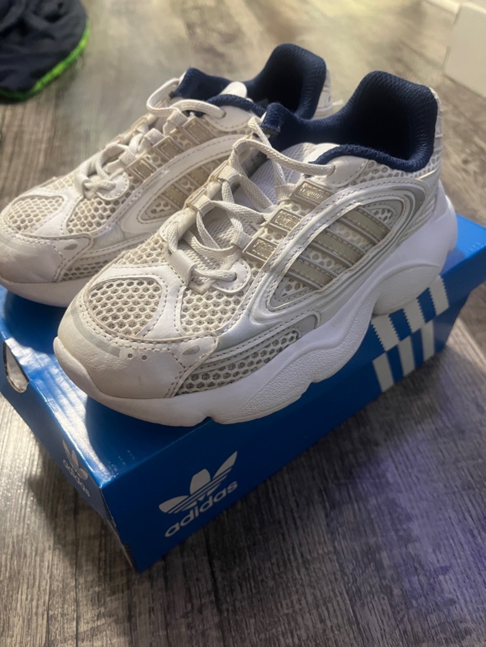 Adidas Ozmillen Kids White and Navy Chunky Mesh Sneakers boys or girls. Size 1